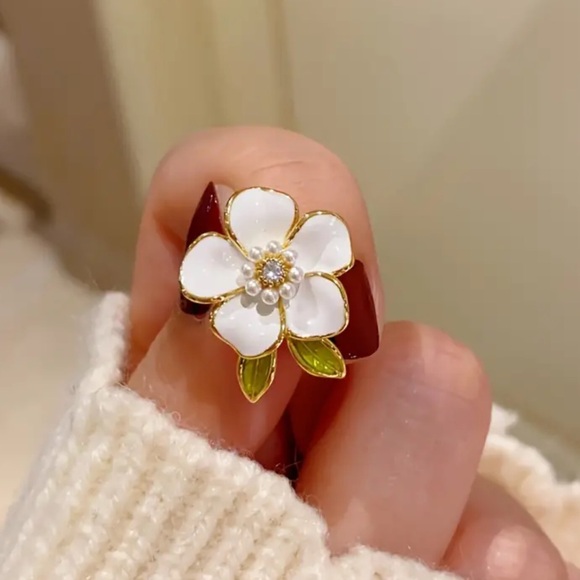 NWOT - Floral Earrings in White Enamel and Cubic Zirconia - Picture 6 of 7